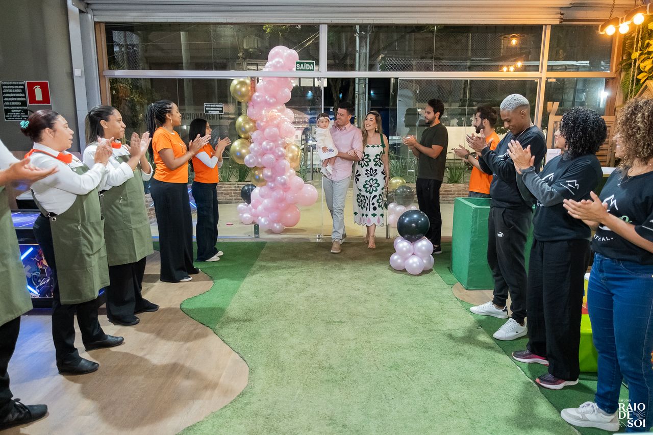 Equipe do Era Uma Vez recebendo a família do aniversariante